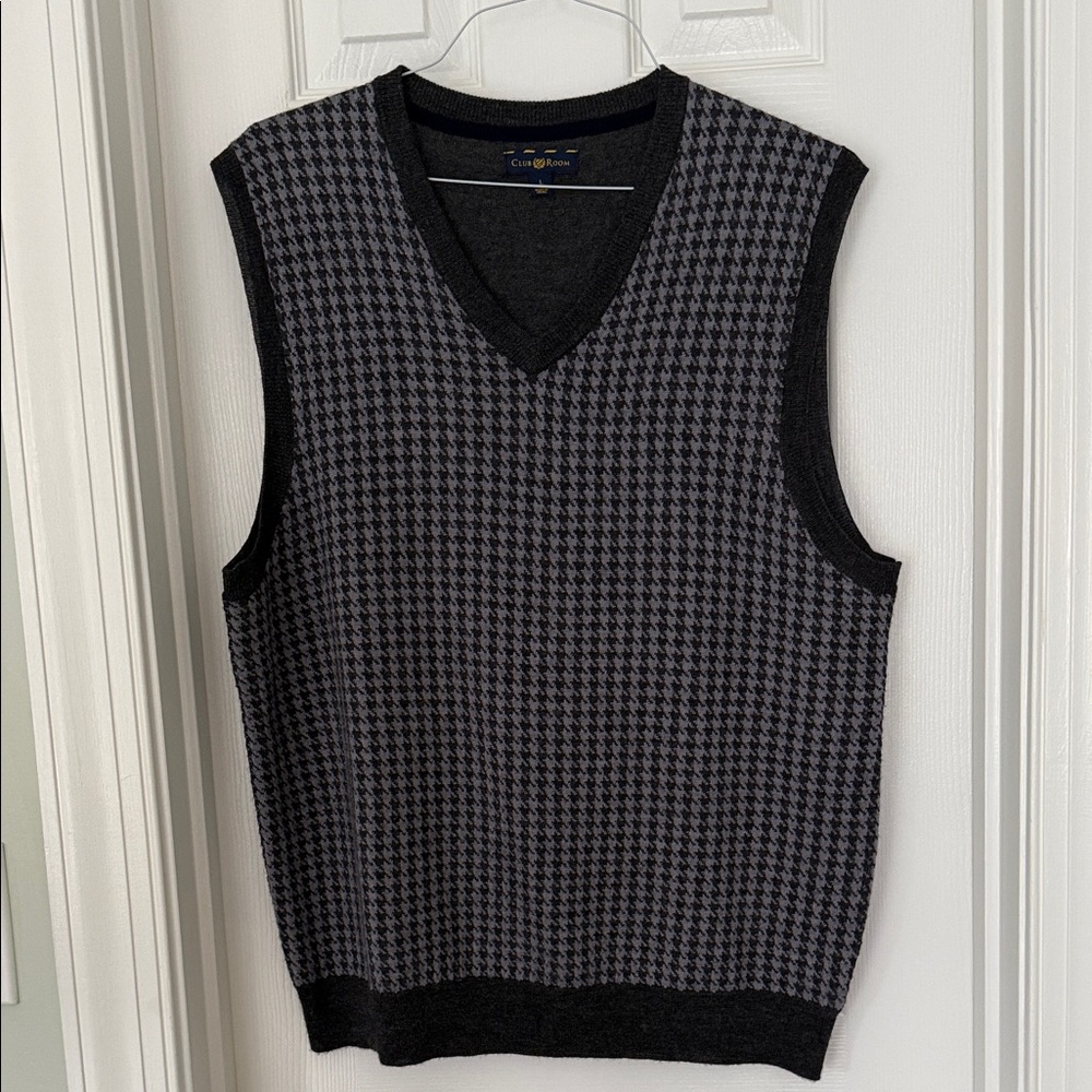 Club Room Men's V-Neck Sweater Vest in Black and Gray